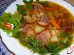सुगंधित स्मोक्ड शैंक से मटर का सूप तैयार करें स्मोक्ड शैंक के साथ मटर का सूप