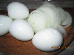 Kepti virti kiaušiniai su žolelėmis Kepti virti kiaušiniai