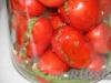 Žolelėmis ir česnakais įdaryti pomidorai žiemai