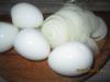 जड़ी-बूटियों के साथ तले हुए उबले अंडे तले हुए उबले अंडे