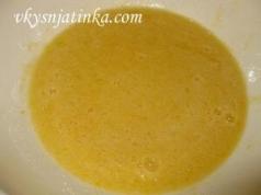 Medaus pyragas „Ryzhik“: receptas su kondensuotu pienu